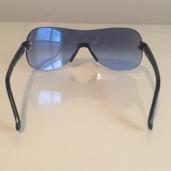 DKNY SUNGLASSES 😎 - Picture 4 of 4